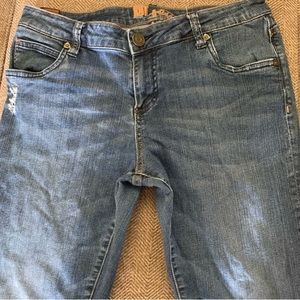 Excellent Preowned Condition Kut from the Kloth distressed look Jeans Size 6.